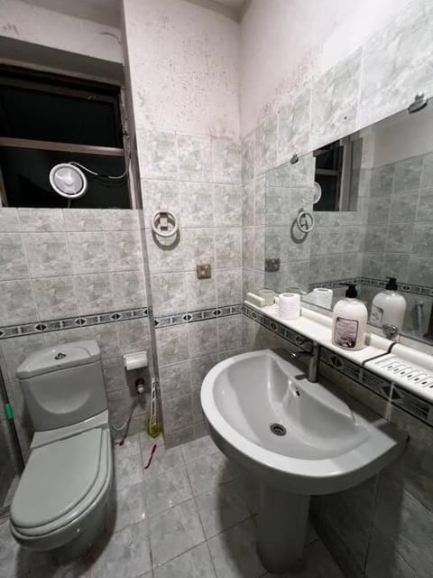 Shower, Toilet, Bathroom, bidet, towels