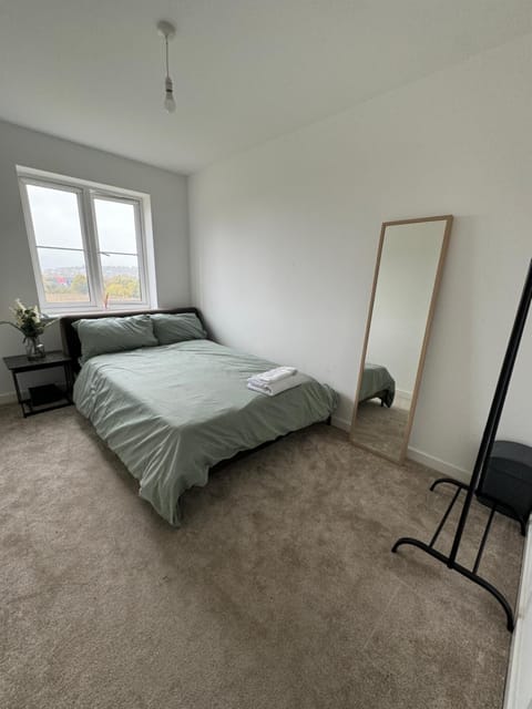 Modern and Cozy private room in New 2-Bed Apartment Vacation rental in Gravesend