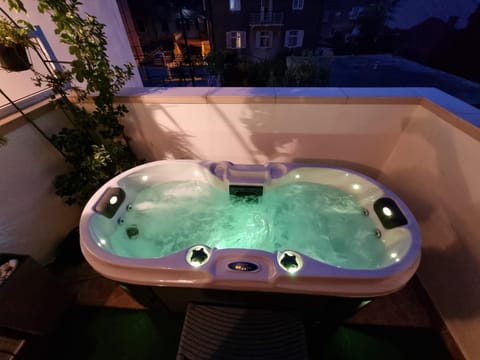 Hot Tub, Balcony/Terrace, City view, Landmark view