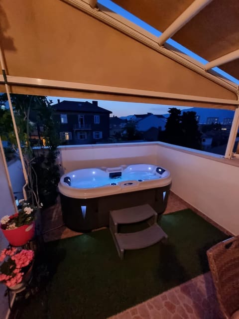 Hot Tub, View (from property/room), Balcony/Terrace, City view, Landmark view