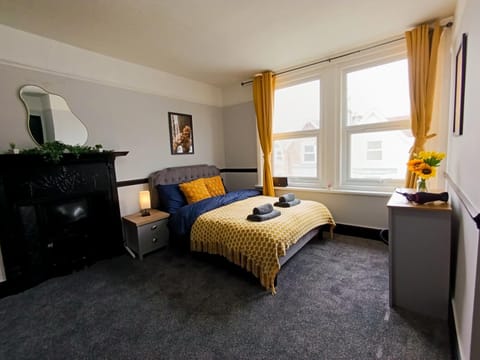 Open Mind Leisure - 4 Beds & Free Parking Apartment in Portsmouth