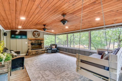 On-Site River Access Hartwell Getaway with Deck! Haus in Reed Creek