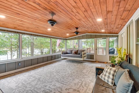 On-Site River Access Hartwell Getaway with Deck! Haus in Reed Creek