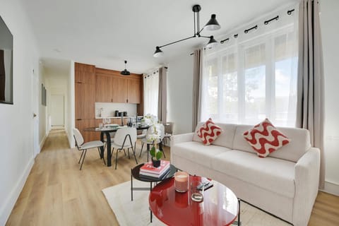 Kitchen or kitchenette, Living room, Seating area, Dining area, stove