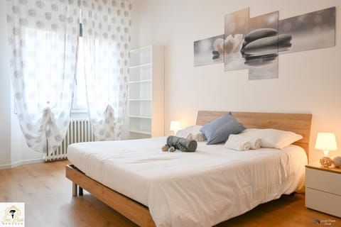 Bed, Photo of the whole room, Bedroom, internet, towels
