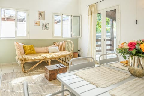 Living room, Dining area, Inner courtyard view