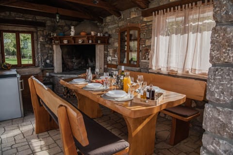 Food and drinks, Seating area, Dining area