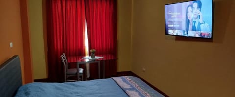 Bed, TV and multimedia, Photo of the whole room, Bedroom