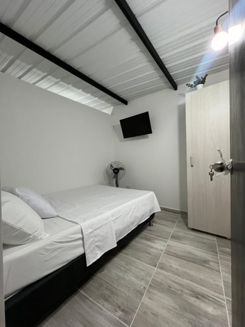 Bed, TV and multimedia, Bedroom