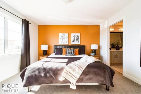 Modern Retreat - 3 King Beds - Garage - WiFi - Sleeps 10 Apartment in Edmonton