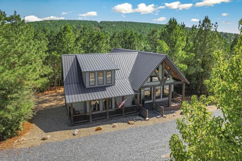 Broken Bow Emerald Vista Cabin with Hot Tub and Deck House in Oklahoma