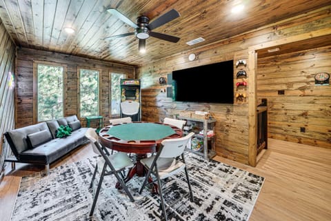 Broken Bow Emerald Vista Cabin with Hot Tub and Deck House in Oklahoma