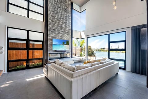 Waterfront Luxury Retreat with Pool House in Maroochydore