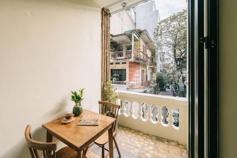 NUNANUNONG Garden Building with Green ROOFTOP Apartment in Hanoi