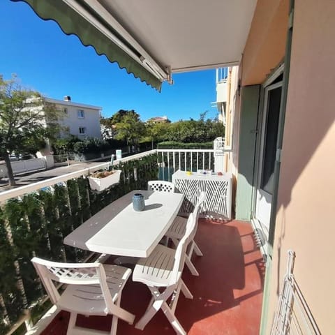 Petit Coin de Paradis 2 MN de la mer 2chs balcon clim parking Apartment in Sanary-sur-Mer