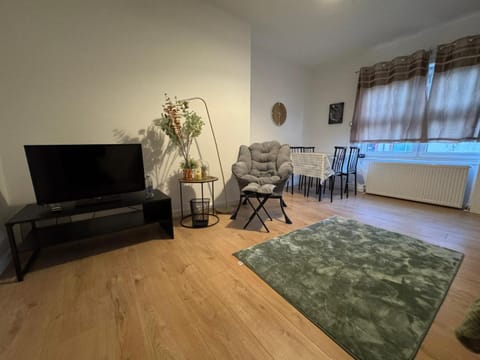 TV and multimedia, Living room, Photo of the whole room, Seating area, Dining area