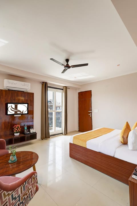 Bed, TV and multimedia, Photo of the whole room, Seating area, Bedroom, air conditioner