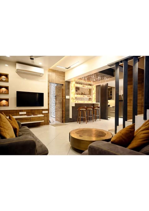 Living room, Seating area, Evening entertainment, Entertainment