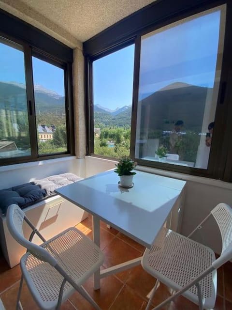 Natural landscape, Balcony/Terrace, Dining area, Mountain view