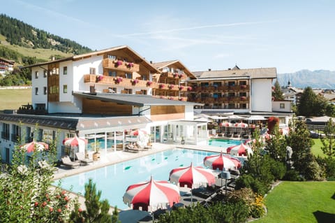Property building, Garden, Swimming pool, sunbed