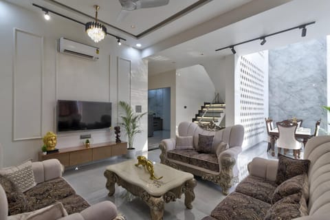 TV and multimedia, Living room, Seating area, Dining area, Evening entertainment, air conditioner