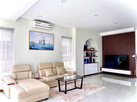 Communal lounge/ TV room, TV and multimedia, Living room, Seating area, Evening entertainment, air conditioner