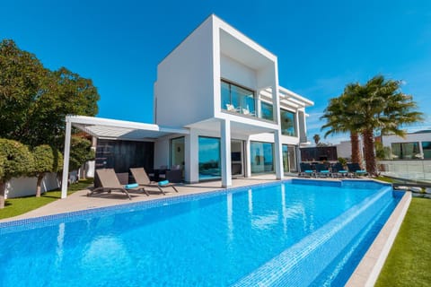 Property building, Day, Garden, Garden view, Pool view, Swimming pool, sunbed