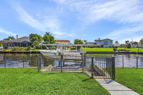 Direct Gulf Access, Luxurious Pool & Spa, Pet-friendly - Villa Sunlit Sanctuary - Roelens House in Cape Coral