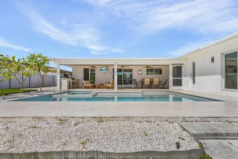 Direct Gulf Access, Luxurious Pool & Spa, Pet-friendly - Villa Sunlit Sanctuary - Roelens House in Cape Coral