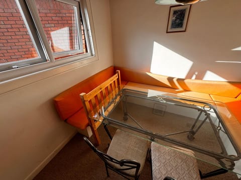 Best Location Close to University And shopping center & private parking free Apartment in Coventry