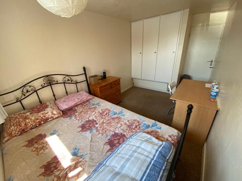 Best Location Close to University And shopping center & private parking free Apartment in Coventry