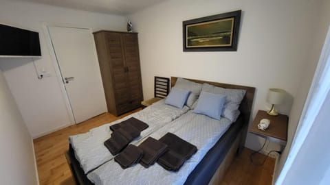 Bed, TV and multimedia, Photo of the whole room, Bedroom, towels, wardrobe