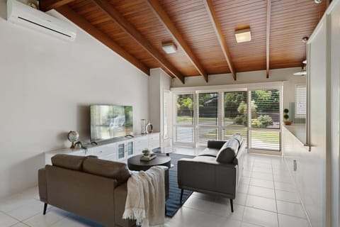 Charming 4BR House w Pool and Parking near Sunnybank House in Brisbane