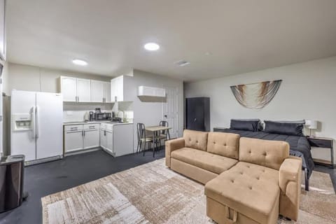 Elegant Private Studio Sleeps 4 10Mins to Strip House in North Las Vegas