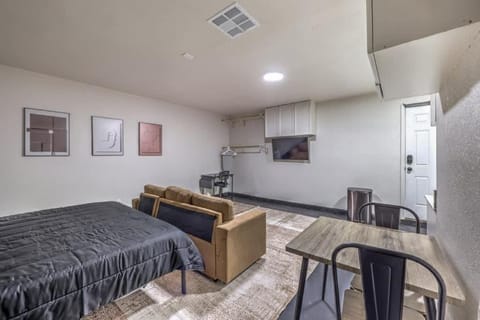 Elegant Private Studio Sleeps 4 10Mins to Strip House in North Las Vegas