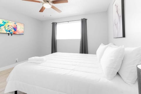 Chic 2-Bed Oasis Sleeps 6 Minutes From Strip House in Las Vegas