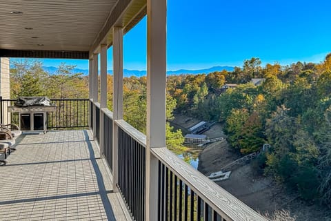 Lake Front Smoky Mountain View House in Sevierville