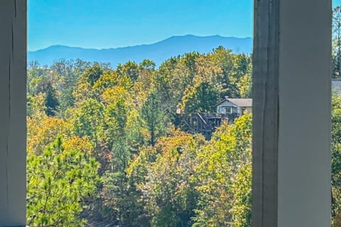 Lake Front Smoky Mountain View House in Sevierville