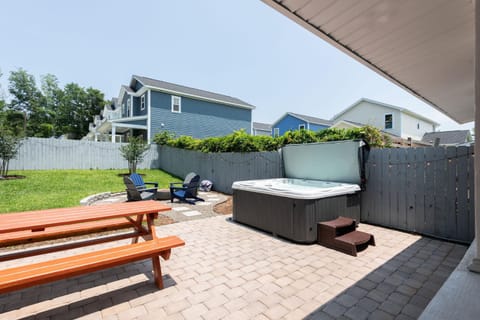 Downtown 3BR Gem - Hot Tub - Covered Parking - Fenced Yard House in Wilmington