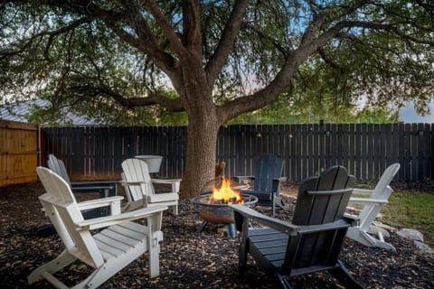 Home & Vine - Hot Tub Fire Pit & Outdoor Oasis House in Fredericksburg