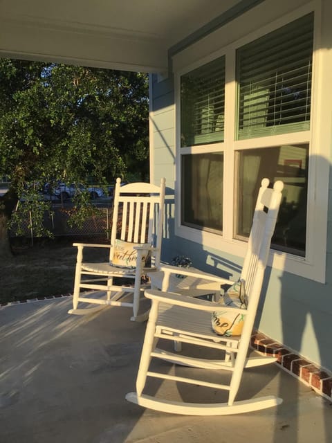 3 Bed, 2 and a half bath Gorgeous Coastal Home 1 block from beach! Haus in Long Beach