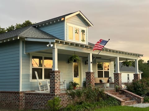 3 Bed, 2 and a half bath Gorgeous Coastal Home 1 block from beach! Haus in Long Beach