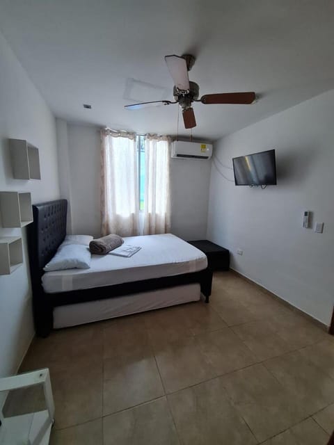 Bed, TV and multimedia, Photo of the whole room, Bedroom, air conditioner