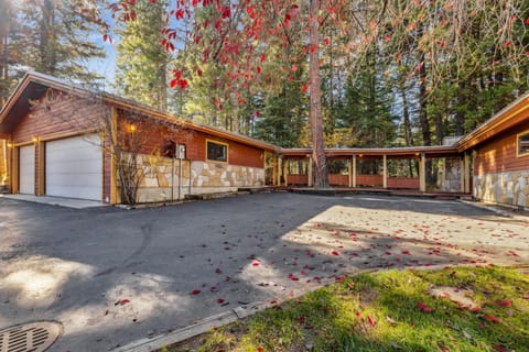 New! Birch Fairway House - On golf course - Hot tub - Garage - Family friendly House in McCall