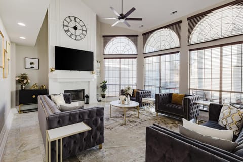 TV and multimedia, Living room, Seating area, Evening entertainment, fireplace