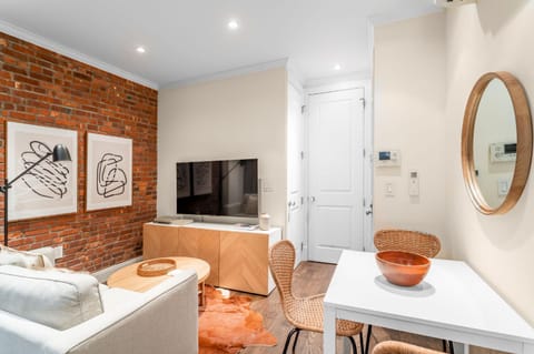 Modern Room Steps from Central Park with shared bathroom Urlaubsunterkunft in Upper East Side