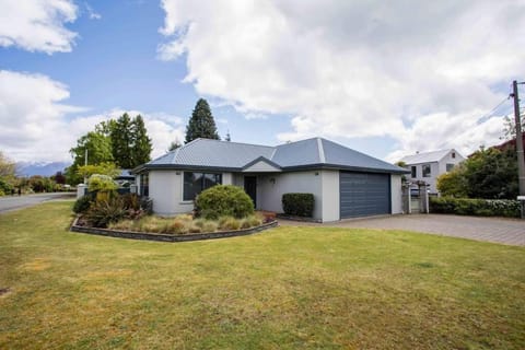 Matai Street Manor House in Te Anau