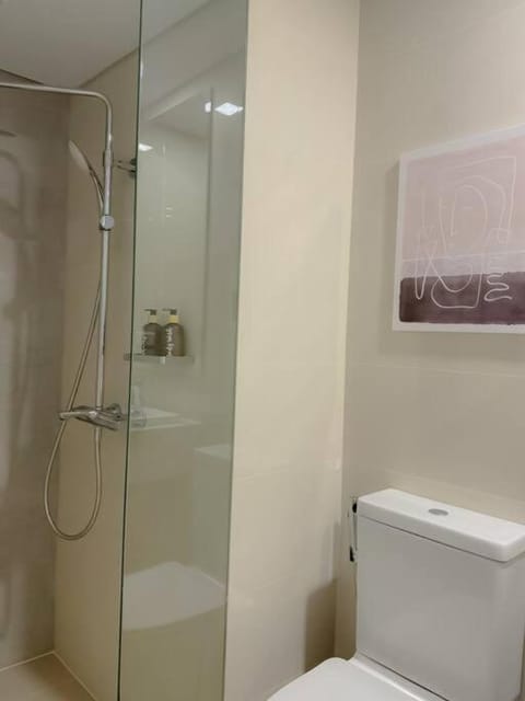 New and Modern 1BR in Mckinley near BGC, Airport Apartment in Makati