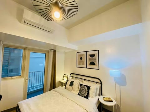 New and Modern 1BR in Mckinley near BGC, Airport Apartment in Makati