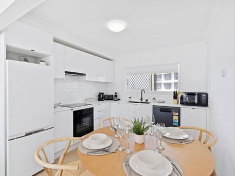 Beachfront escape Broadbeach, 2 bd, Pool , sleeps 7 Apartamento in Broadbeach Boulevard